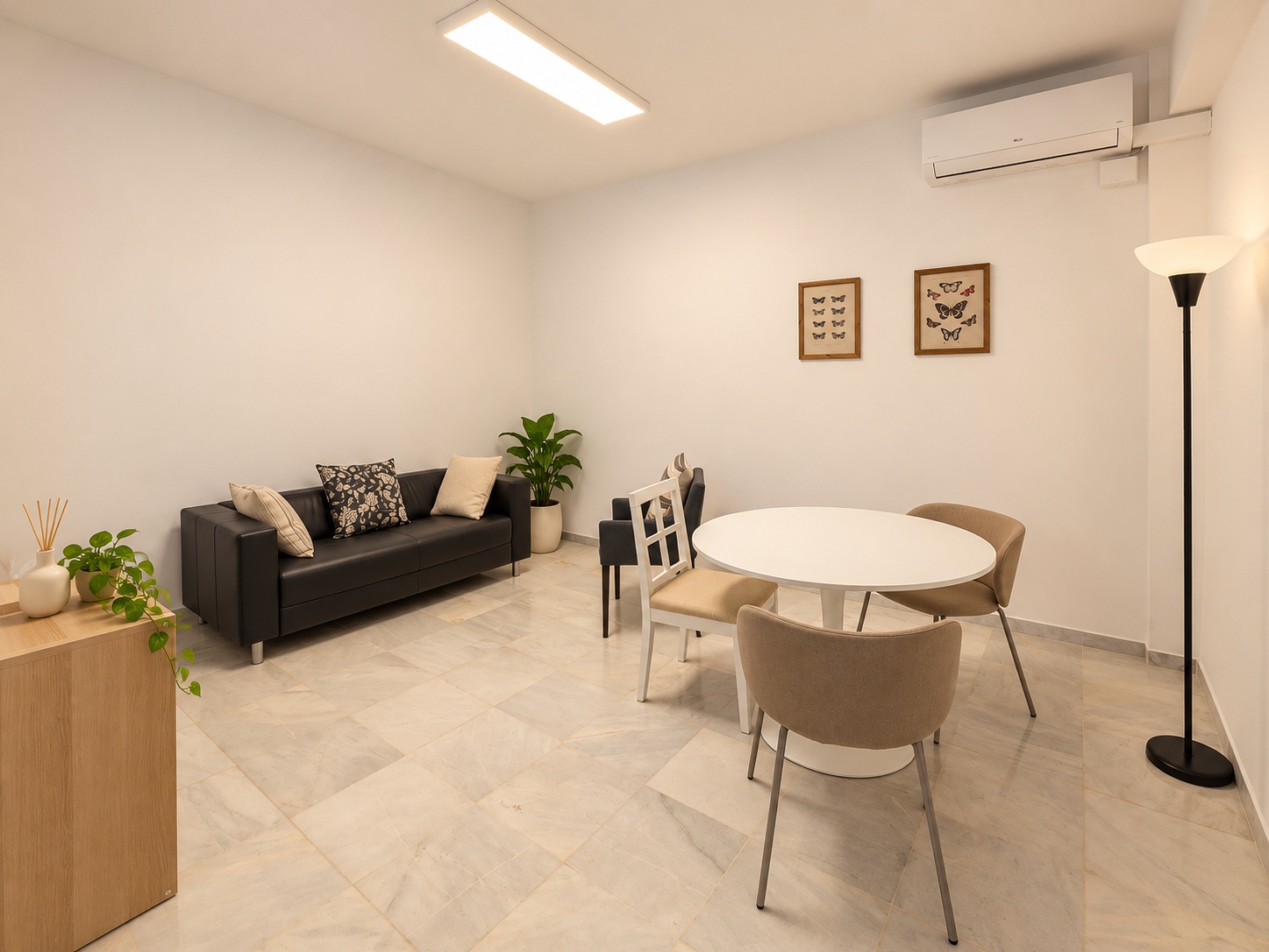 Sala con mesa redonda y sofá