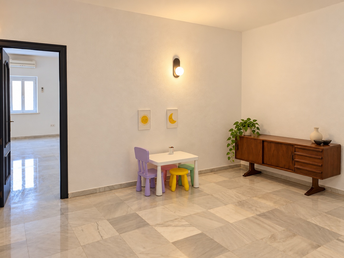 Rincón del centro con mesa infantil y aparador de madera